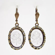 Charger l'image dans la galerie, Boucles d'oreilles romantiques en forme de rose en verre vintage fait main