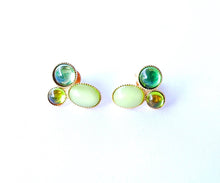 Charger l'image dans la galerie, Boucles d'oreilles en opale vert or avec pierres en verre