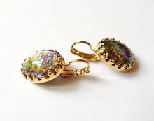 Charger l'image dans la galerie, Boucles d'oreilles vintage en or avec opale verte et bleue ovale faites à la main