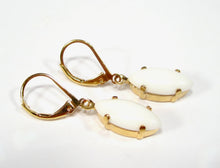 Charger l'image dans la galerie, Boucles d'oreilles pendantes – Verre bohémien vintage blanc & finition dorée