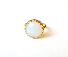 Charger l'image dans la galerie, Bague vintage opale blanche or bohème verre blanc 15mm