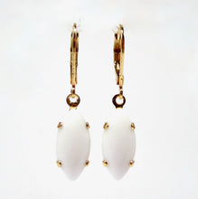 Charger l'image dans la galerie, Boucles d'oreilles pendantes – Verre bohémien vintage blanc & finition dorée