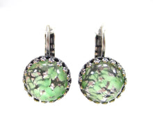 Charger l'image dans la galerie, Boucles d'oreilles pendantes uniques avec pierres de verre vert chatoyant