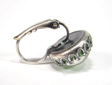 Charger l'image dans la galerie, Boucles d'oreilles pendantes uniques avec pierres de verre vert chatoyant