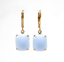 Charger l'image dans la galerie, Boucles d'oreilles – Bleu ciel, verre vintage des années 1960 & finition dorée