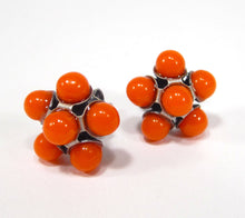 Charger l'image dans la galerie, Boucles d'oreilles – Perles de verre vintage orange, esprit Space Age