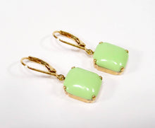 Charger l'image dans la galerie, Boucles d'oreilles – Vert menthe, verre vintage des années 1960 & finition dorée