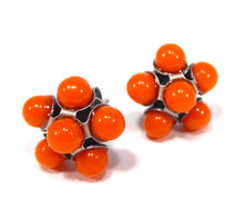 Charger l'image dans la galerie, Boucles d'oreilles – Perles de verre vintage orange, esprit Space Age