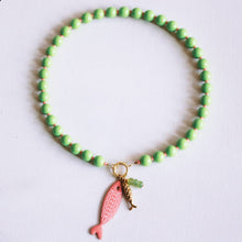 Charger l'image dans la galerie, Collier de perles Miyuki avec breloques - vert/saumon
