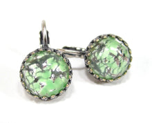 Charger l'image dans la galerie, Boucles d'oreilles pendantes uniques avec pierres de verre vert chatoyant