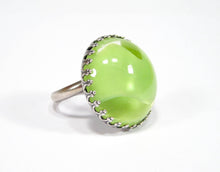 Charger l'image dans la galerie, Bague Vintage avec Pierre en Verre Vert Pomme Années 1960