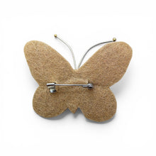 Charger l'image dans la galerie, Broche Papillon rose brodée à la main