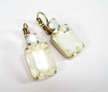 Charger l'image dans la galerie, Boucles d'oreilles – Verre bohémien vintage blanc & cristaux Swarovski® White Opal