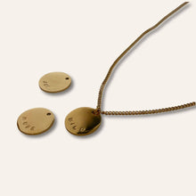 Charger l'image dans la galerie, Collier Médaille message gravé à la main: JOY