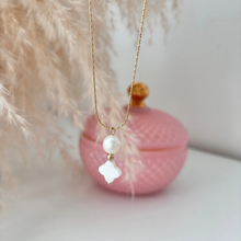 Charger l'image dans la galerie, Fleur de Pearl - Collier Trèfle blanc