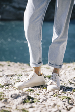 Charger l'image dans la galerie, Fleurs des champs • Chaussettes transparentes fleurs femme