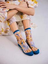 Charger l'image dans la galerie, Floralia Bleue • Chaussettes transparentes à fleurs femme