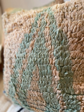 Charger l'image dans la galerie, Housse de coussin vintage Boujaad, vert menthe, pêche, blanc cassé