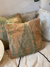 Charger l'image dans la galerie, Housse de coussin vintage Boujaad, vert menthe, pêche, blanc cassé