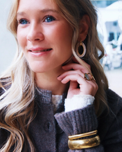 Charger l'image dans la galerie, Large boucle d'oreille avec pendentif facetté ovale – perles