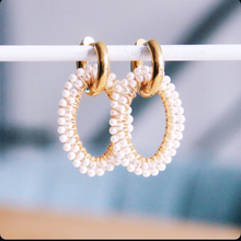 Charger l'image dans la galerie, Large boucle d'oreille avec pendentif facetté ovale – perles