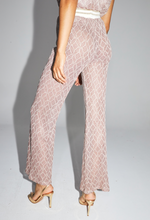 Charger l'image dans la galerie, Le Pantalon Edwin tricot géo ajouré doré bordeaux fabriqué en Italie