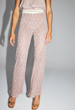 Charger l'image dans la galerie, Le Pantalon Edwin tricot géo ajouré doré bordeaux fabriqué en Italie