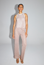 Charger l'image dans la galerie, Le Pantalon Edwin tricot géo ajouré doré bordeaux fabriqué en Italie