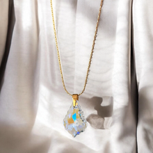 Charger l'image dans la galerie, Mystic Drop - Collier avec pendentif demi-cristal