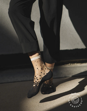 Charger l'image dans la galerie, NAKAMEGURO OR Chaussettes