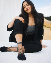 Charger l'image dans la galerie, NAKAMEGURO SILVER Chaussettes