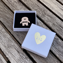Charger l'image dans la galerie, Pin's HUG x Suzy Ultman