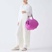 Charger l'image dans la galerie, Shupatto compact foldable shopping bag size M – Peony Petal