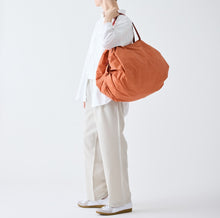 Charger l'image dans la galerie, Shupatto compact foldable shopping bag size L – Brick Brown