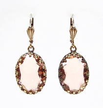 Charger l'image dans la galerie, Boucles d'oreilles pendantes – Verre vintage pêche & finition bronze doré