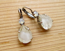 Charger l'image dans la galerie, Boucles d'oreilles – Verre vintage blanc, cristaux Swarovski® & argent 925