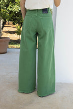 Charger l&#39;image dans la galerie, Le jeans Swiggy vert
