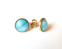Charger l'image dans la galerie, Boucles d'oreilles en or bleu clair turquoise vintage des années 1960 en verre opale