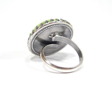 Charger l'image dans la galerie, Bague Vintage avec Pierre en Verre Vert Pomme Années 1960