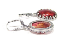 Charger l'image dans la galerie, Boucles d'oreilles ovales en verre rouge
