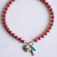 Charger l'image dans la galerie, Collier de perles Miyuki avec breloques - corail/bleu
