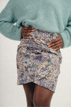 Charger l&#39;image dans la galerie, La mini jupe Harry en velours tapis fleurs bleues
