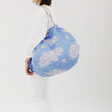 Charger l'image dans la galerie, Shupatto compact foldable shopping bag L – Hana Ni Tori