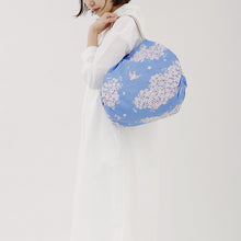 Charger l'image dans la galerie, Shupatto compact foldable shopping bag M – Hana Ni Tori