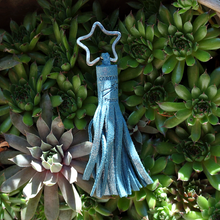 Charger l'image dans la galerie, POMPOM en Cuir Pailleté Porte-clef