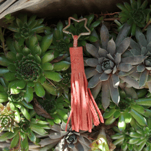 Charger l'image dans la galerie, POMPOM en Cuir Pailleté Porte-clef