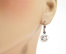 Charger l'image dans la galerie, Boucles d'oreilles SoHo® Opale Blanche avec Strass
