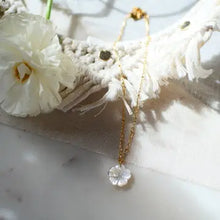 Charger l&#39;image dans la galerie, COLLIER FLEUR EN NACRE FLORA
