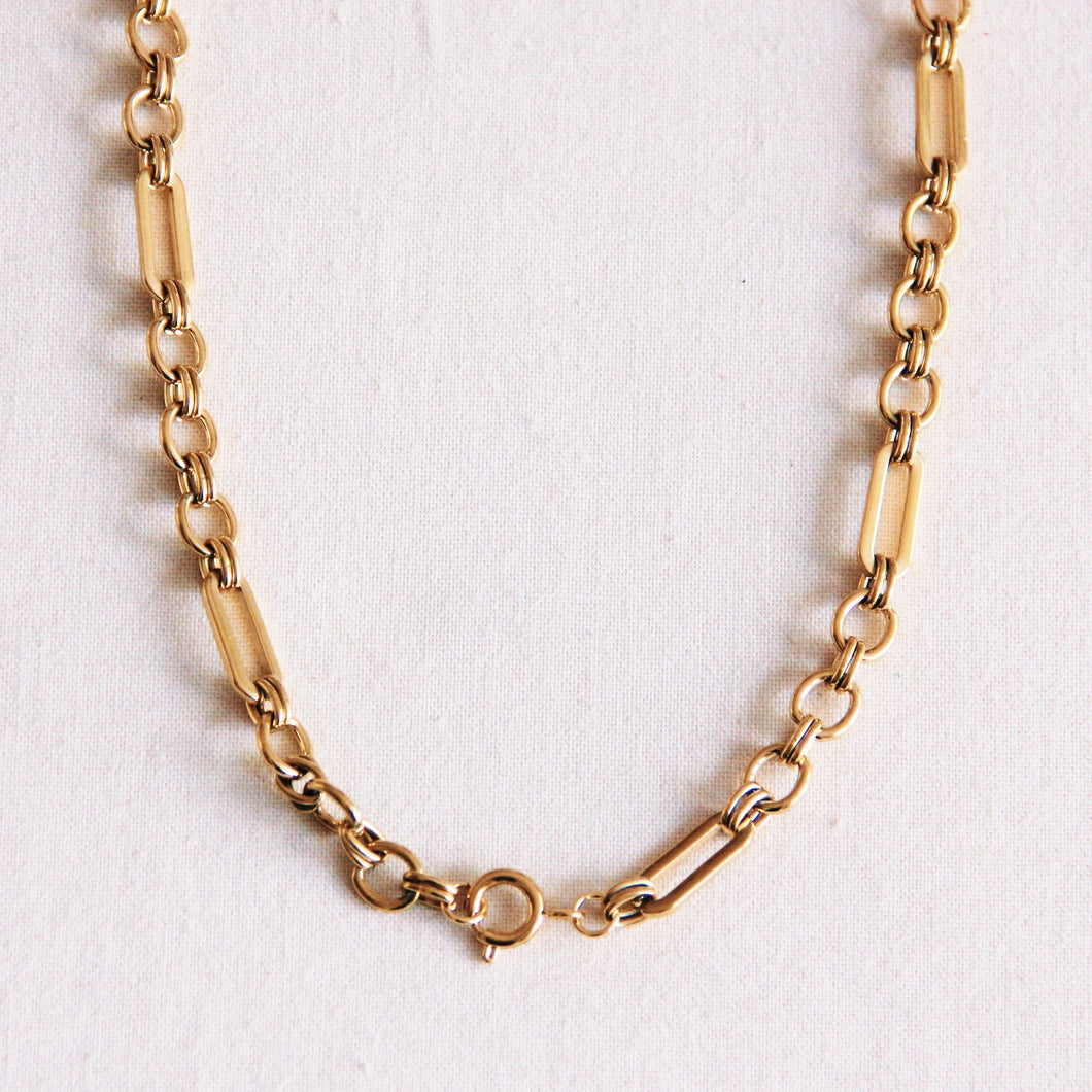 Short chain choker with round clasp