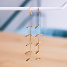 Charger l&#39;image dans la galerie, Fine wire earring leaves
